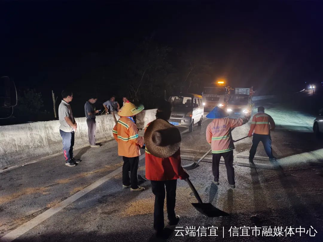 黄坡岭事故车辆液压油撒漏造成路面湿滑